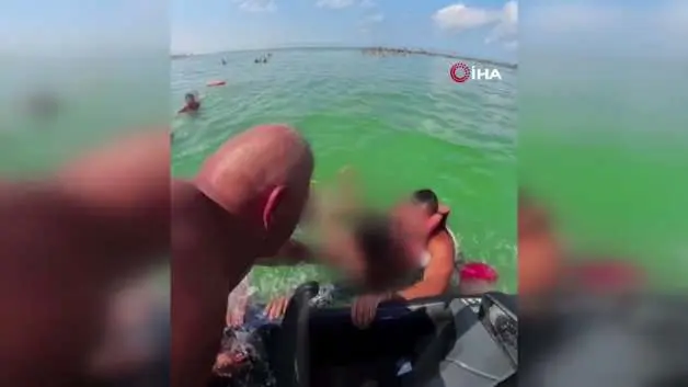 Boğulma tehlikesi geçiren anne ve iki çocuğun kurtarılma anı kamerada