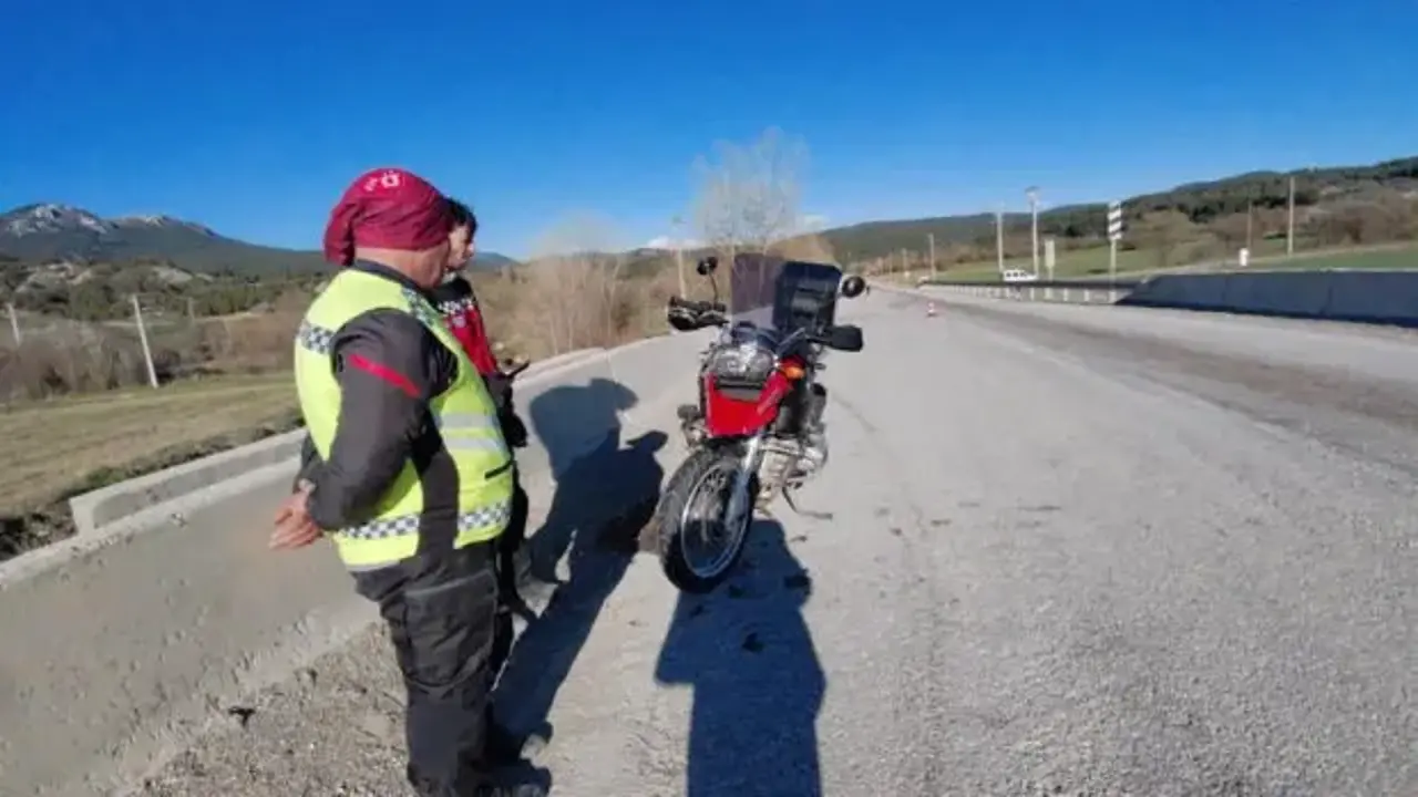Bolu’da motosikletler peş peşe kaza yaptı: 2 yaralı