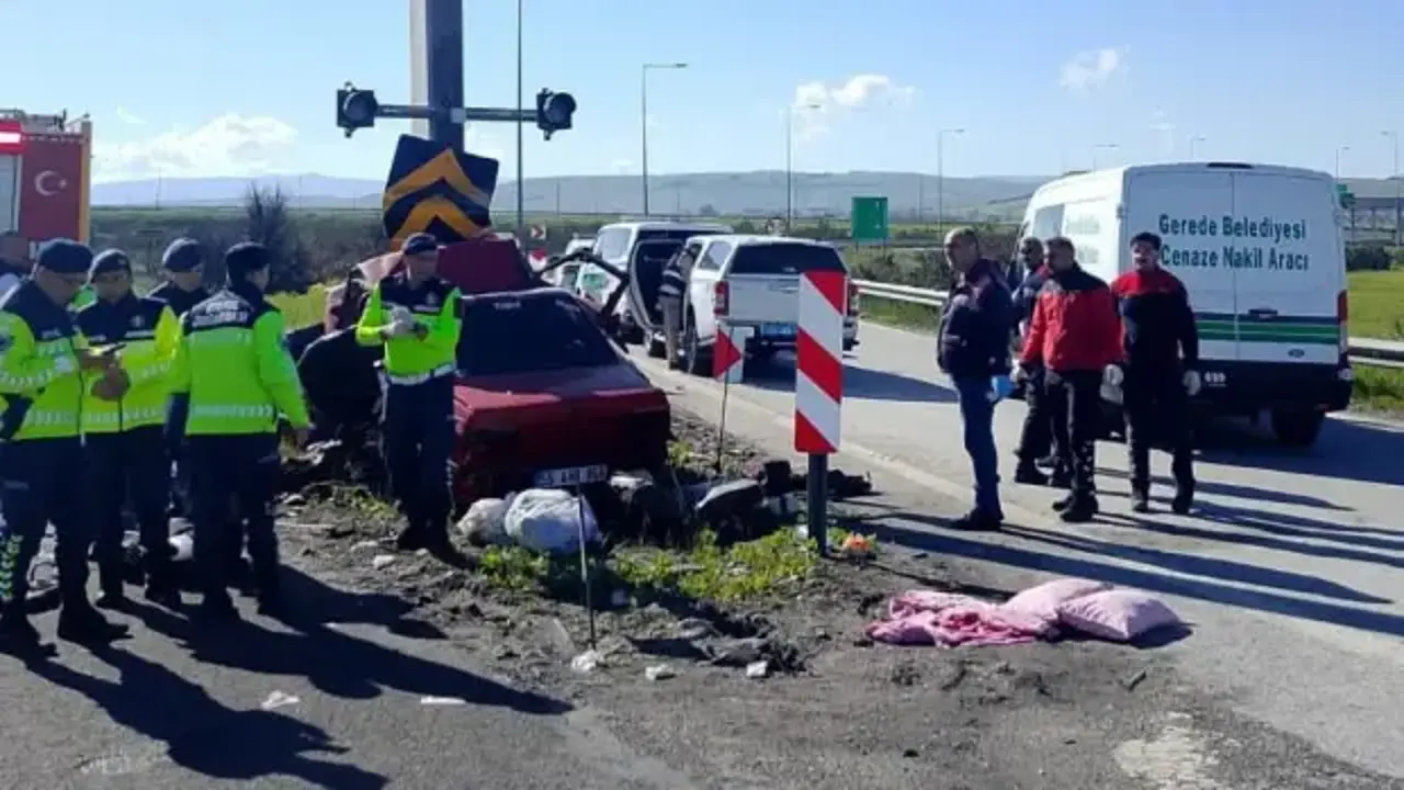 Bolu'da otomobil yön direğine çarptı: 2 ölü, 1 yaralı