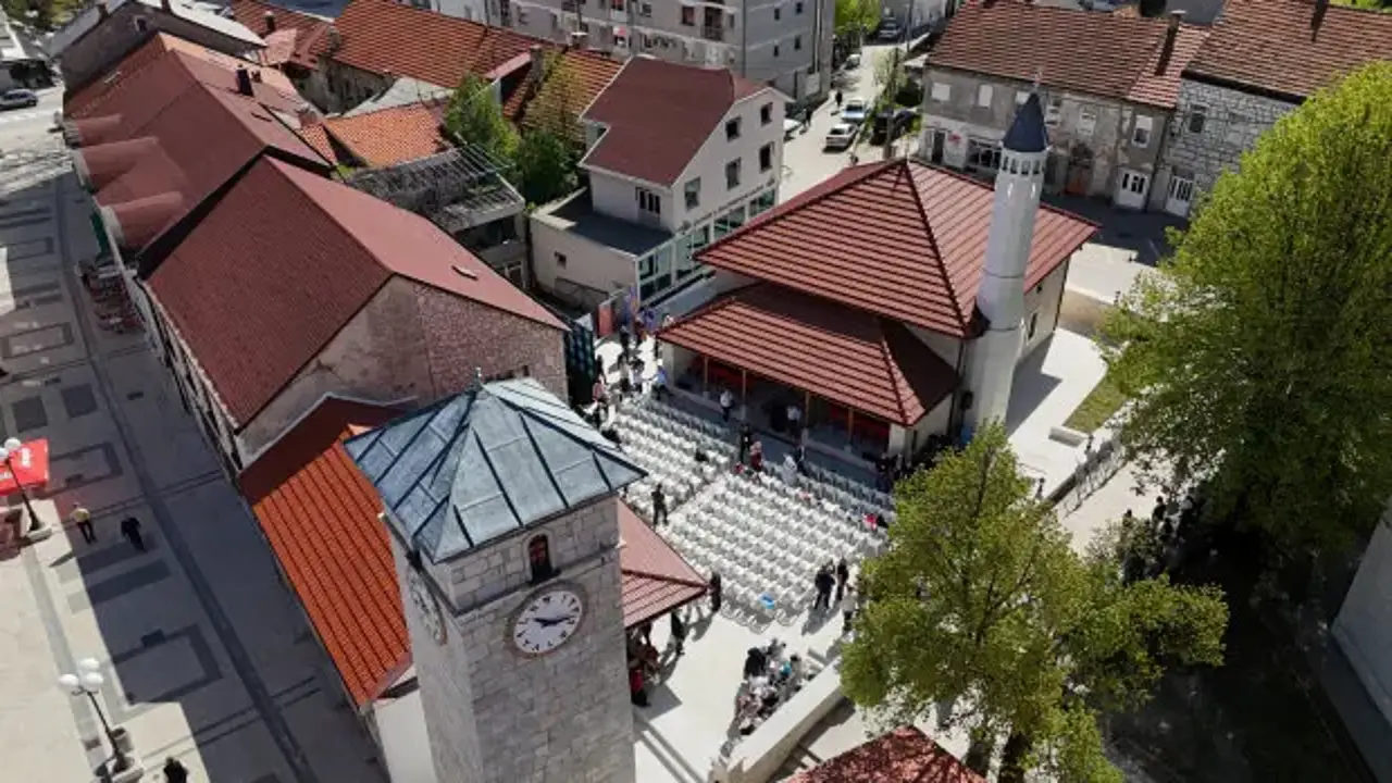 Bosna Savaşı'nda yıkılan Dugalica Camisi ibadete açıldı