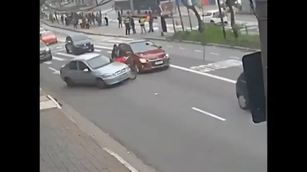 Brezilya'da bisikletli ile sürücü arasındaki tartışma ağır kazayla sonuçlandı