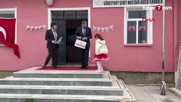 Bu okulda sadece 1 öğretmen ve 1 öğrenci var: Coşkulu 23 Nisan kutlaması