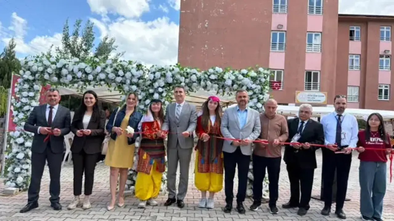 Bucak Adem Tolunay Fen Lisesi’nde TÜBİTAK Bilim Fuarı açıldı