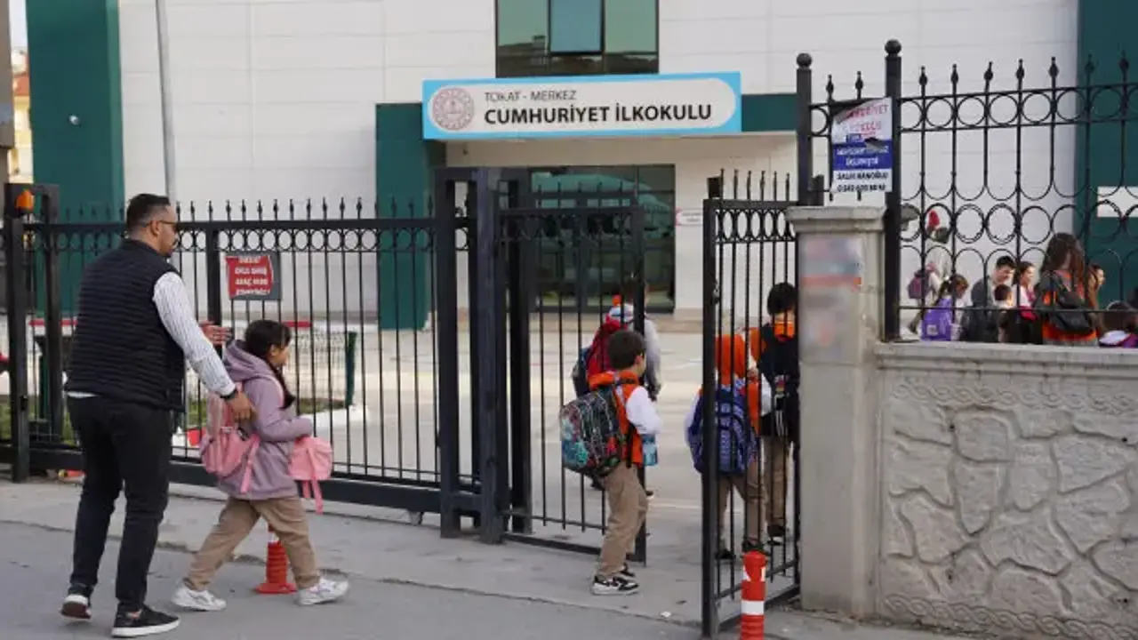 Bulantı ve kusma vakaları nedeniyle eğitime ara verilmişti: Ders zili yeniden çaldı