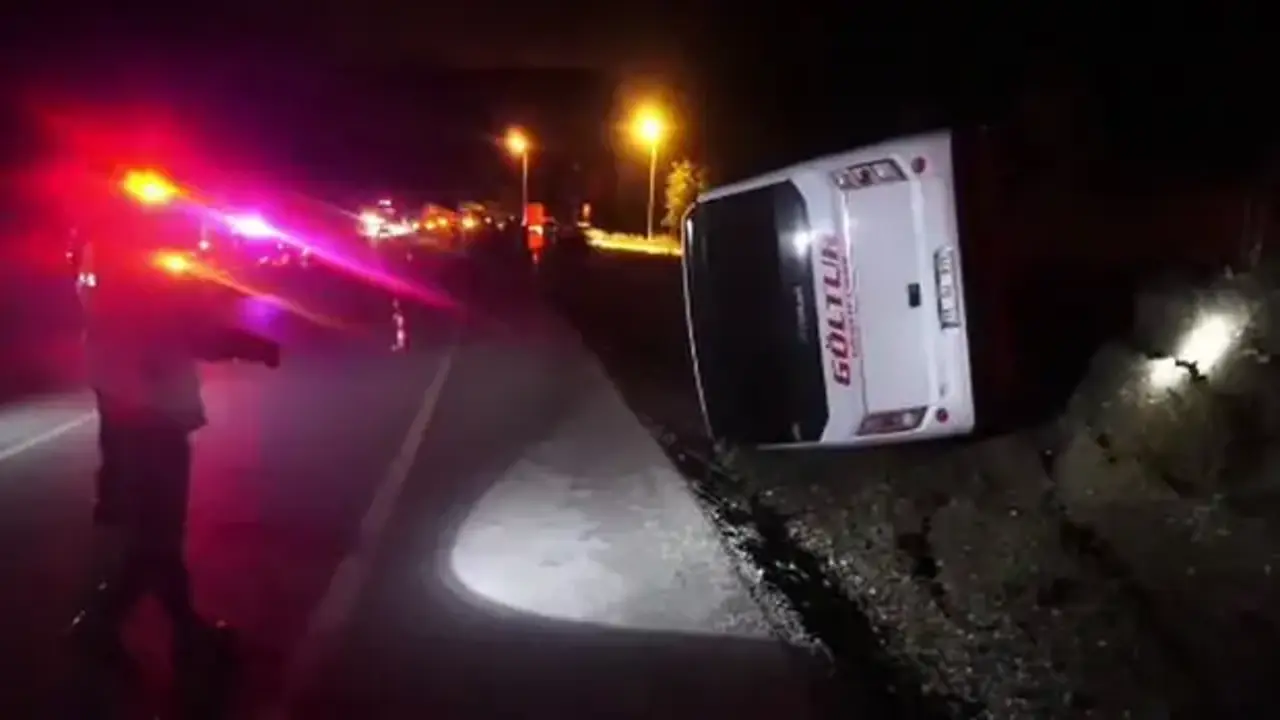 Burdur'da midibüs şarampole devrildi: 1 yaralı