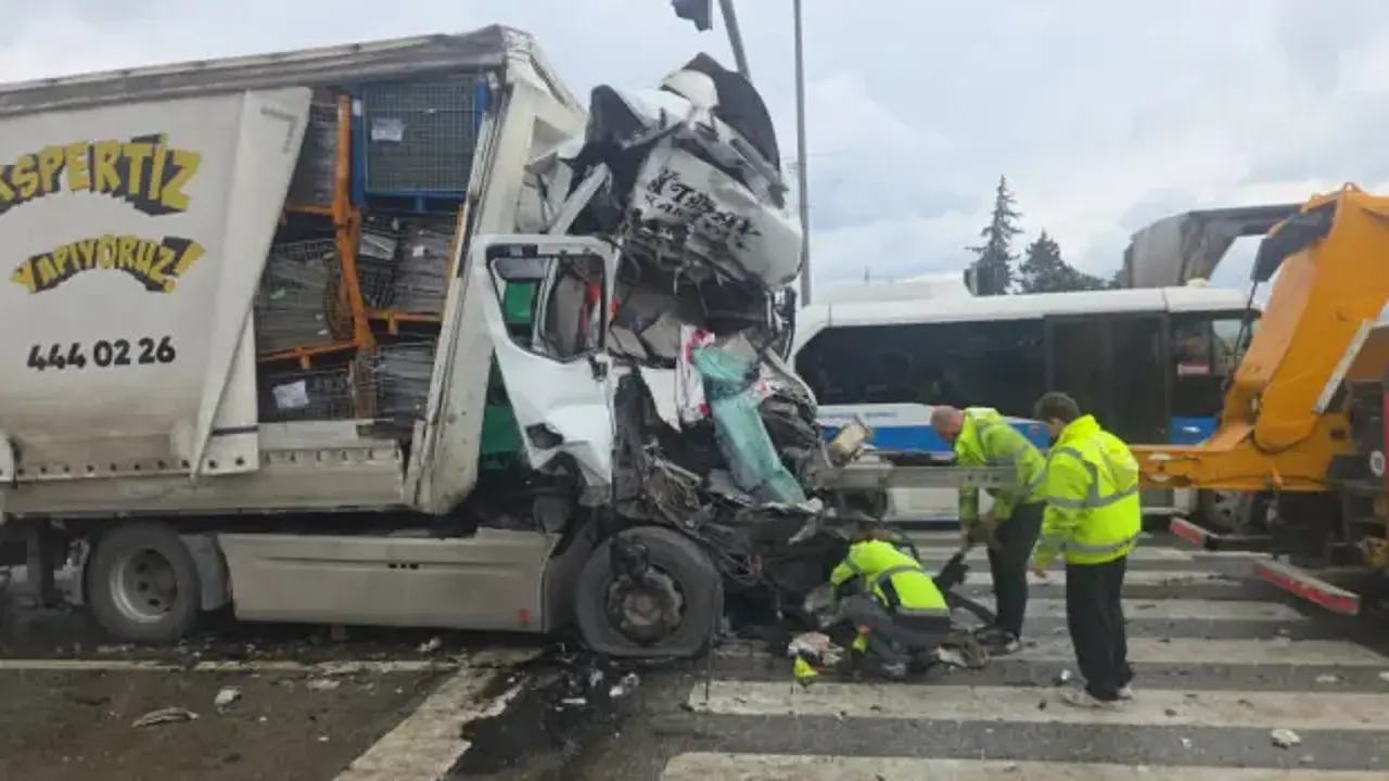 Bursa'da Tır tankere çarptı: Sürücü korkunç şekilde can verdi