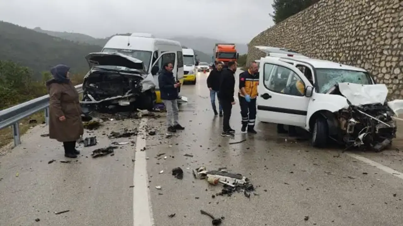 Bursa'da yolcu minibüsü ile otomobil çarpıştı: 1 kişi öldü, 10 kişi yaralandı