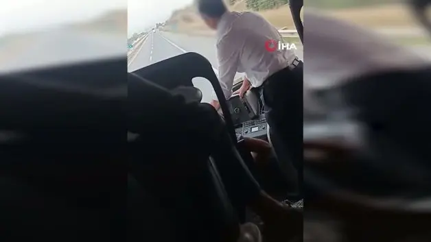 Bursa'da yüksek hızda seyrederken şoför değiştirdiler: Dehşet anları kamerada!