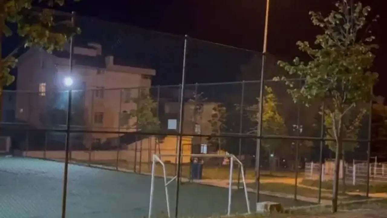 Büyükçekmece'de parkta bıçaklı kavga: 2 ağır yaralı