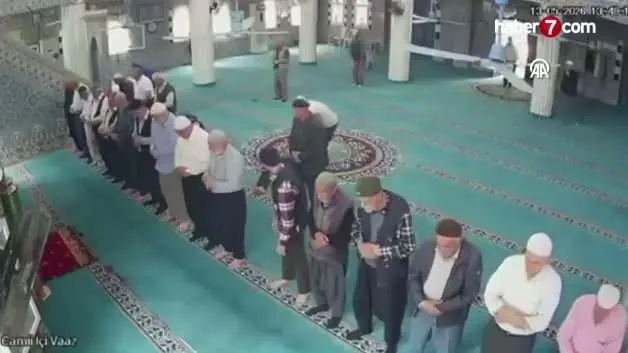 Camide kalp krizi geçiren vatandaşa imamdan kalp masajı! O anlar kamerada