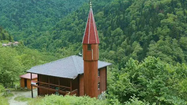 Camili Havzası'ndaki 175 yıllık ahşap cami babadan oğula korunuyor