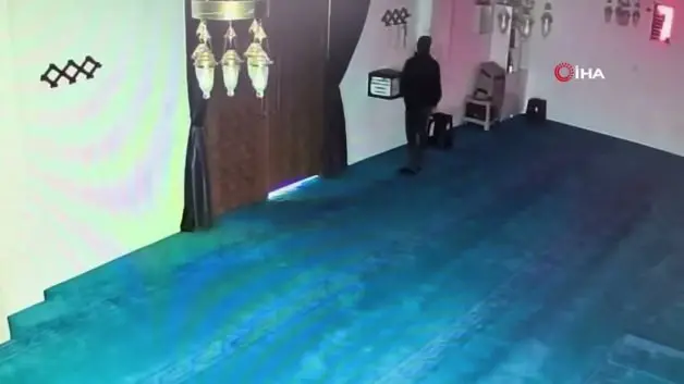 Camiye girdi, kaldırım taşıyla kırdığı yardım kutusundaki 100 bin lirayı çaldı