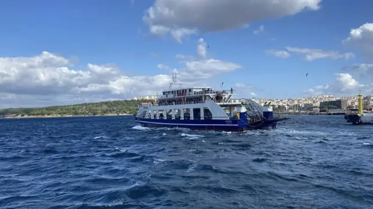 Çanakkale'de feribot seferlerine 'fırtına' engeli