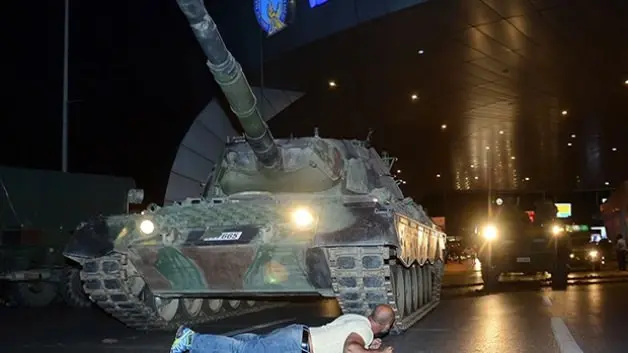 Canını hiçe sayarak tankın önüne yatan kahramanın o anları hafızalar kazındı