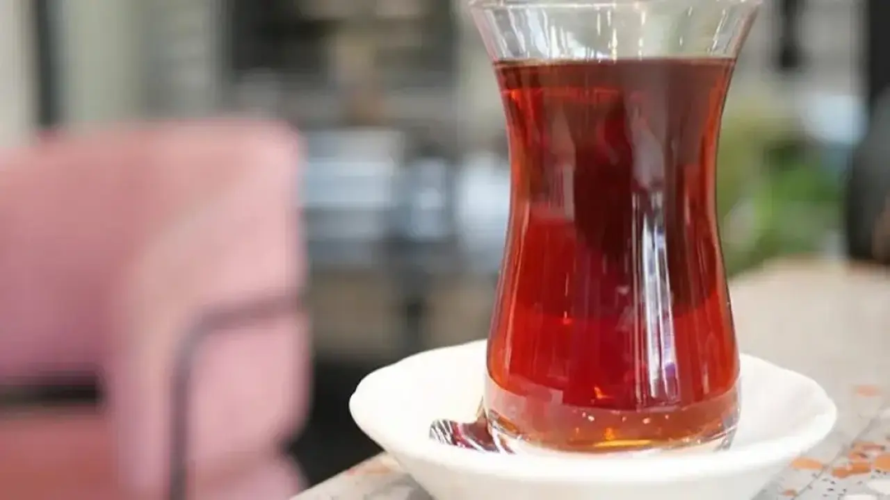 Çay bardağı kavgasında işçiler için emsal karar! Patron kovdu, mahkeme geri gönderdi