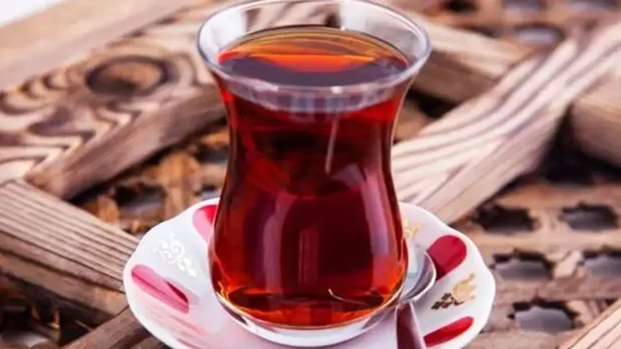 Çayınızın tadını bozuyor: En çok yapılan hataya düşmeyin! Acılaştırıyor