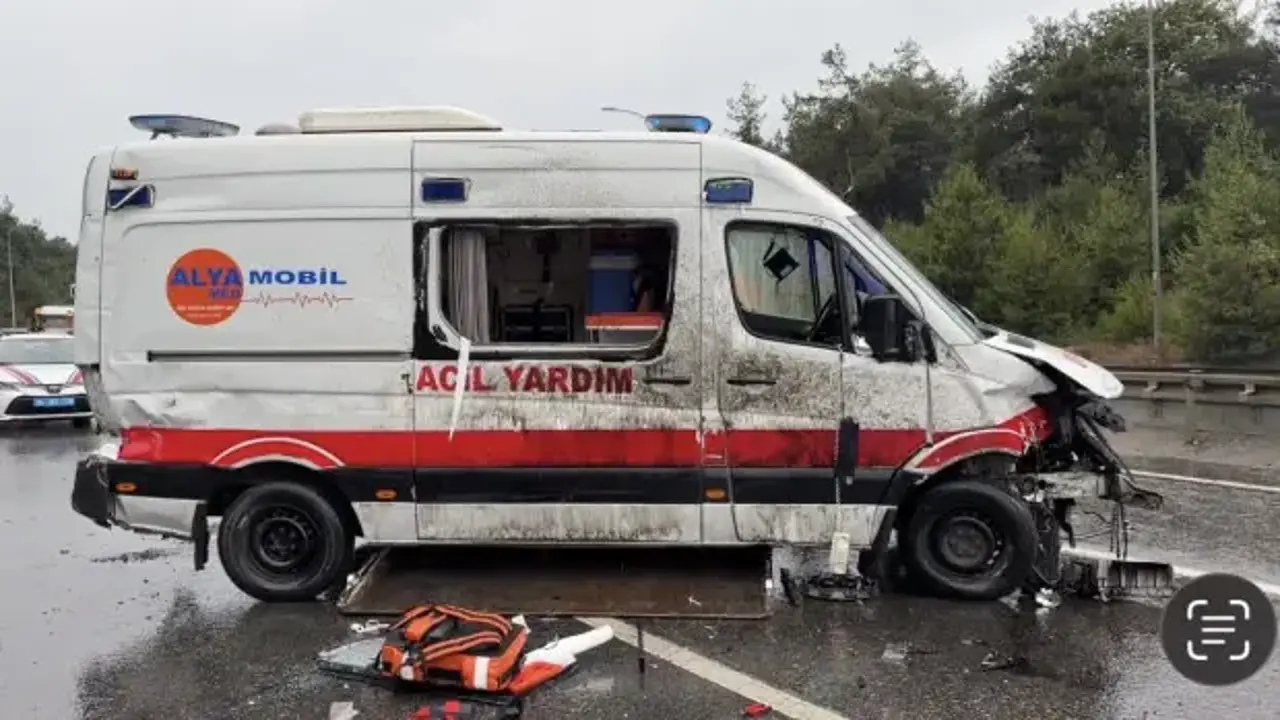 Çekmeköy’de ambulans bariyerlere çarparak devrildi