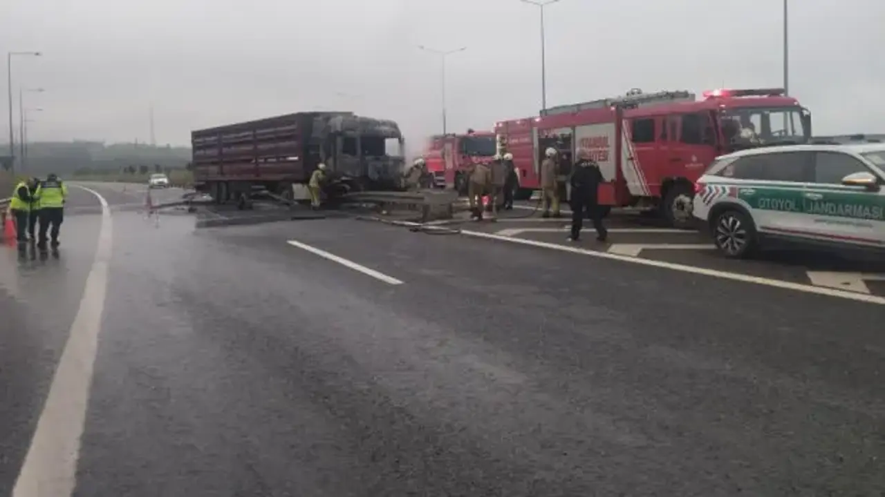 Çekmeköy'de bariyere çarpan tır alev alev yandı
