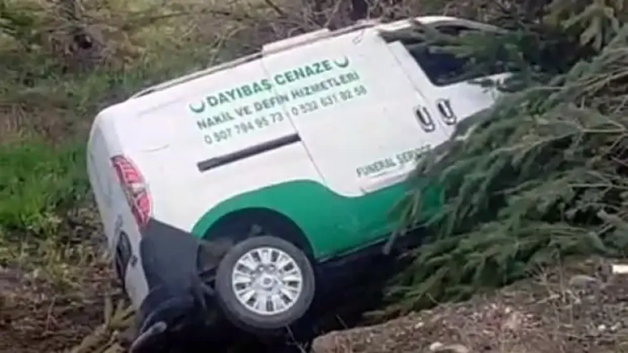 Cenaze nakil aracı kaza yaptı, araçtaki 2 kişi yaralandı