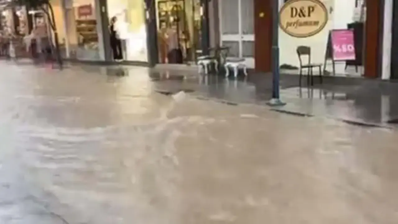 Çeşme'de şiddetli yağış hayatı felç etti