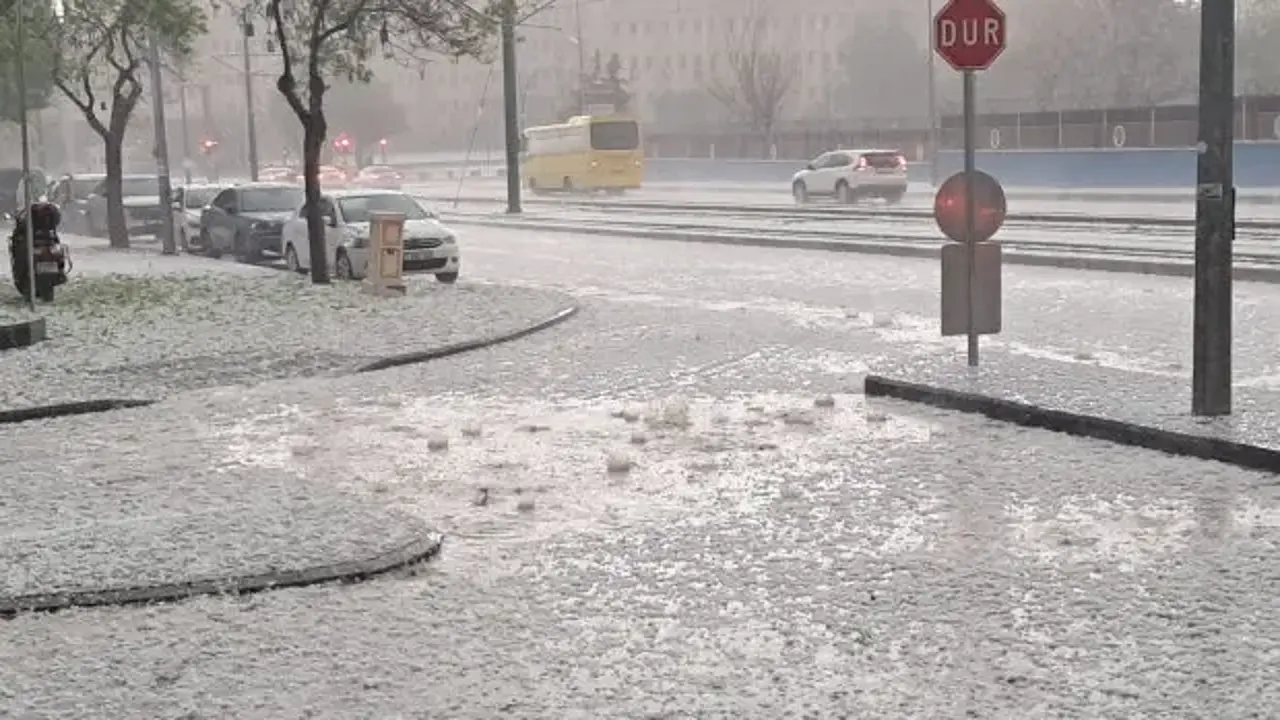 Ceviz büyüklüğünde dolu! Dakikalar içinde hayat durdu