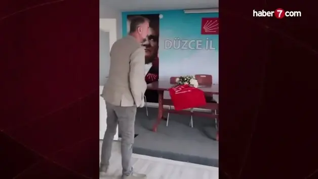 CHP Düzce İl Başkanı Kenan Akın, kilitli parti binasının kapısını kırarak içeri girdi!