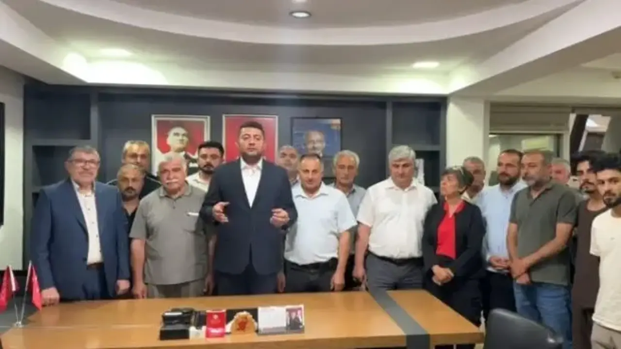 CHP İl binasında hareketli gece: Yeni atanan il başkanı çilingirle içeri girdi!