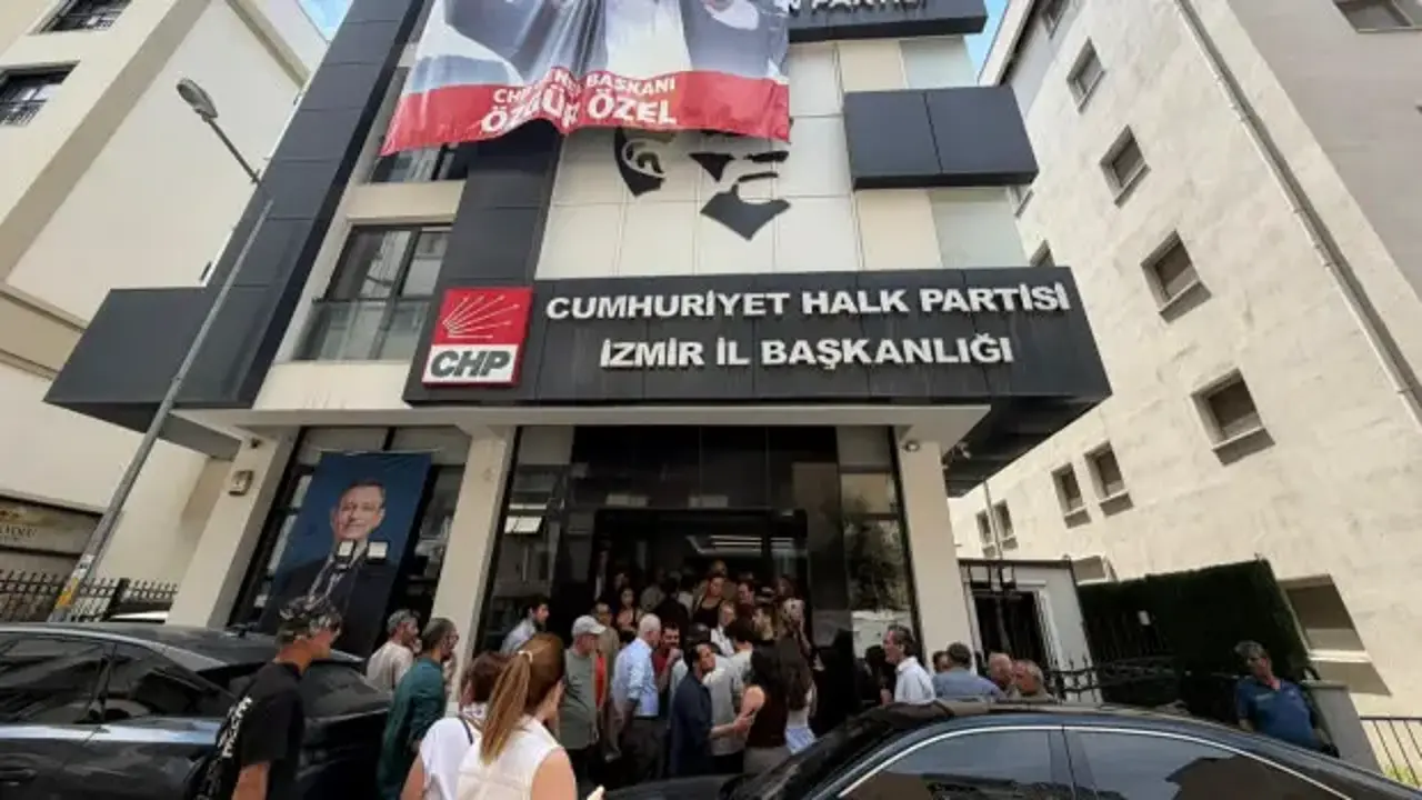 CHP İzmir İl Başkanlığı karıştı! 'Karanfil' krizi partilileri karşı karşıya getirdi!