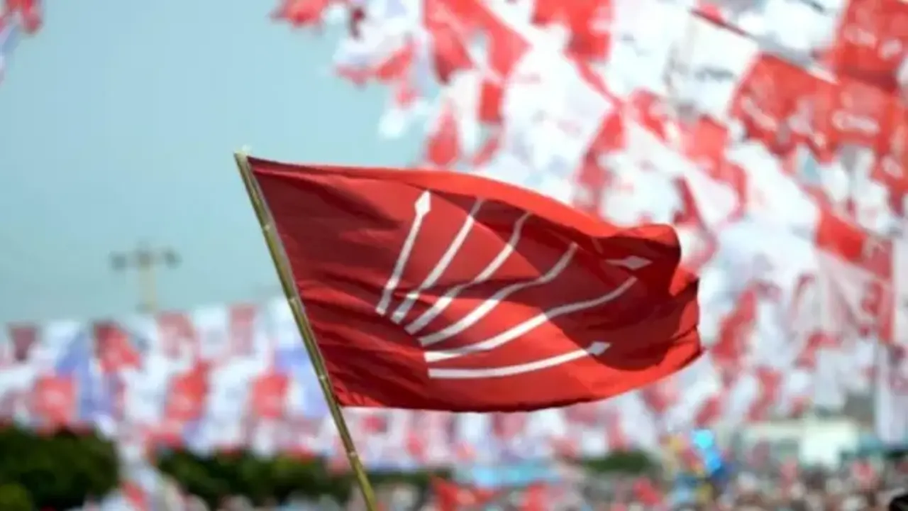 CHP'de iç kavga büyüyor! İl binasının duvarlarına yazılar yazıldı