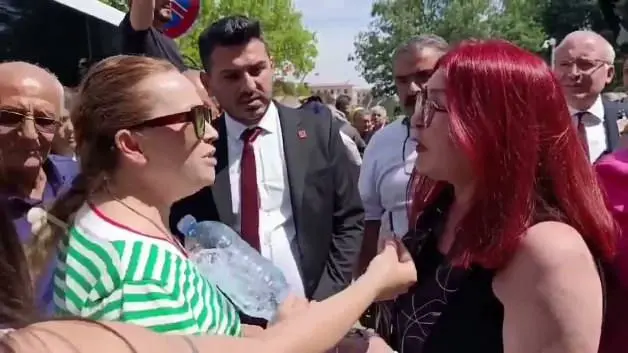 CHP'de Kılıçdaroğlu ve Özel destekçisi kadınlar arasında hain tartışması!