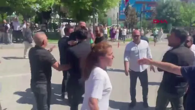 CHP'liler Etimesgut Belediyesi önünde birbirine girdi