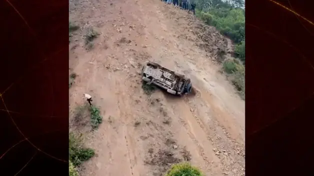 Çin’de korkunç kaza: Dik yamacı tırmanamayınca taklalar attı!