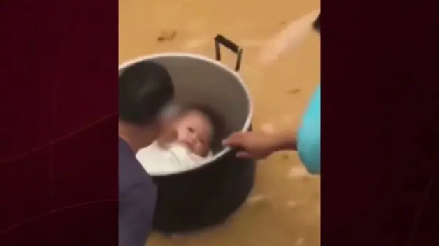 Çin'de sel sularında mahsur kalan baba bebeğini tencereyle kurtardı