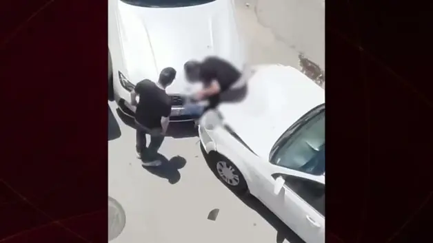 Çin'de yol verme kavgası dehşetle bitti: Sürücüyü aracın kaputuna sıkıştırdı