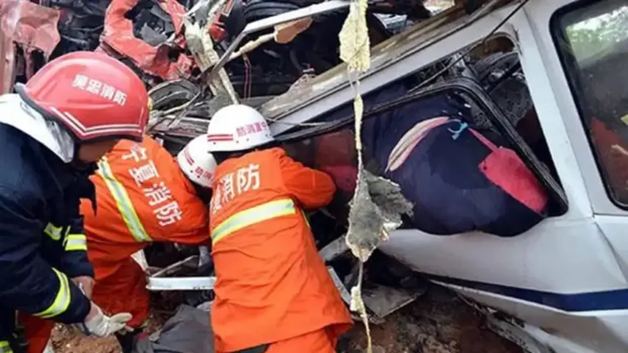 Çin'de yolcu otobüsü kamyona çarptı: 13 ölü