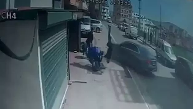 Çocuğunu tehdit ettiğini öne sürdü, otomobiliyle motosikletliye böyle çarptı