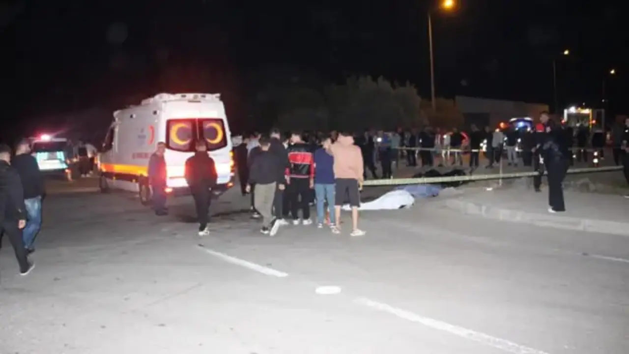 Çöp kamyonuyla çarpışan motosikletteki 2 genç hayatını kaybetti