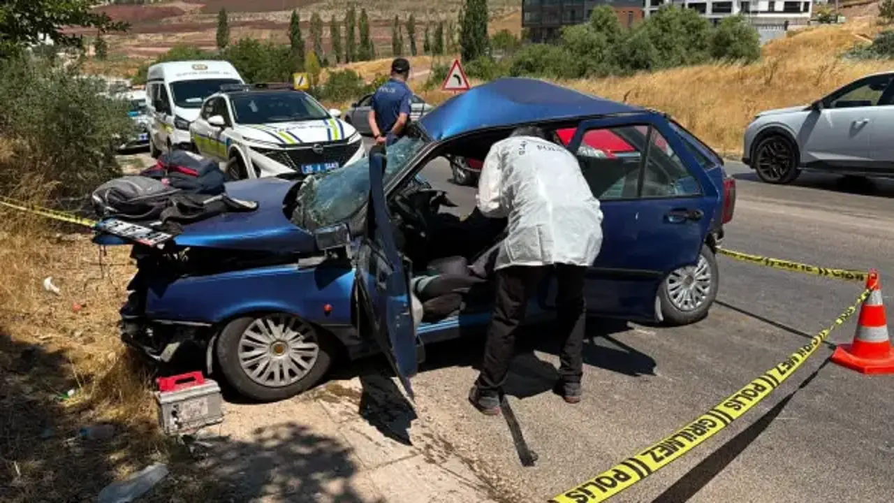 Çöp kamyonuyla TIR’ın çarptığı otomobil, 76 metre sürüklendi: 1 ölü, 1 ağır yaralı