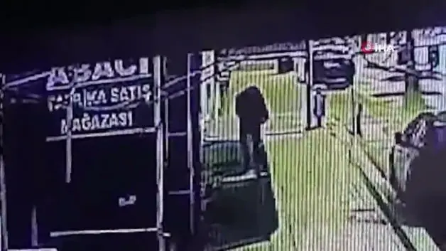 Çöp poşeti ile yüzünü saklayıp, çay ocağını yaktı; o anlar kamerada