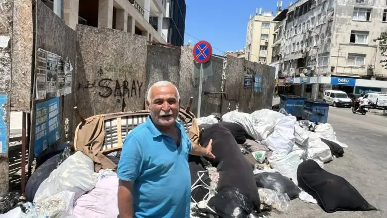 Çöpler dağ gibi birikti: 'Hizmet sıfır’ diyerek CHP’li belediyeye tepki gösterdiler