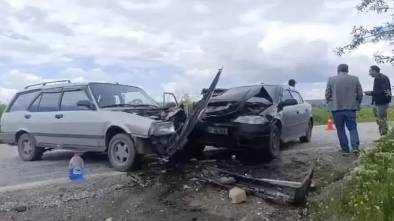 Çorum'da iki otomobil çarpıştı: 3 yaralı