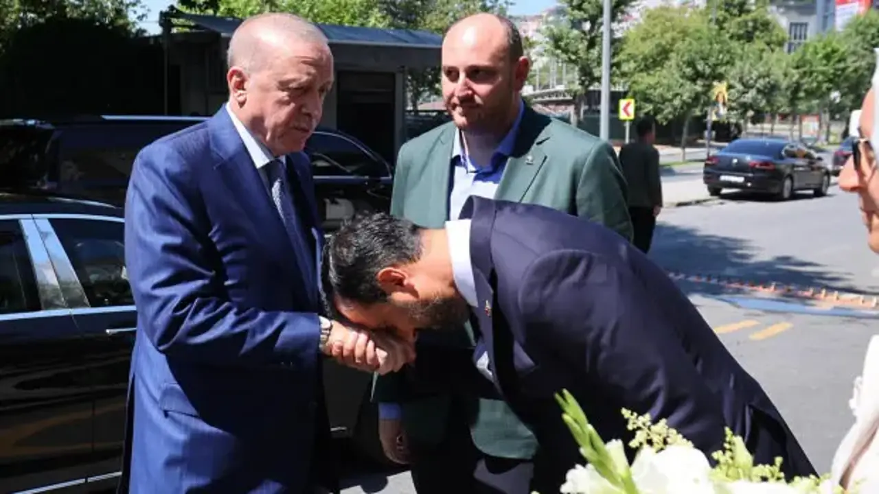 Cumhurbaşkanı Erdoğan, AK Parti İstanbul İl Başkanlığını ziyaret etti