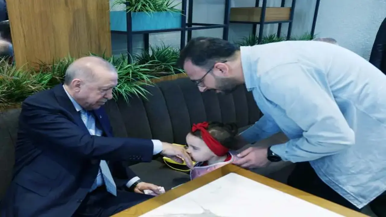 Cumhurbaşkanı Erdoğan, Beyoğlu'nda bir kafede vatandaşlarla sohbet etti