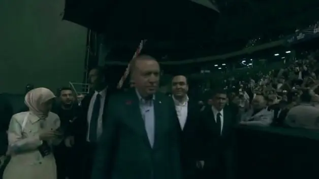 Cumhurbaşkanı Erdoğan sahaya indi: Tribünleri gezerek gençleri selamladı