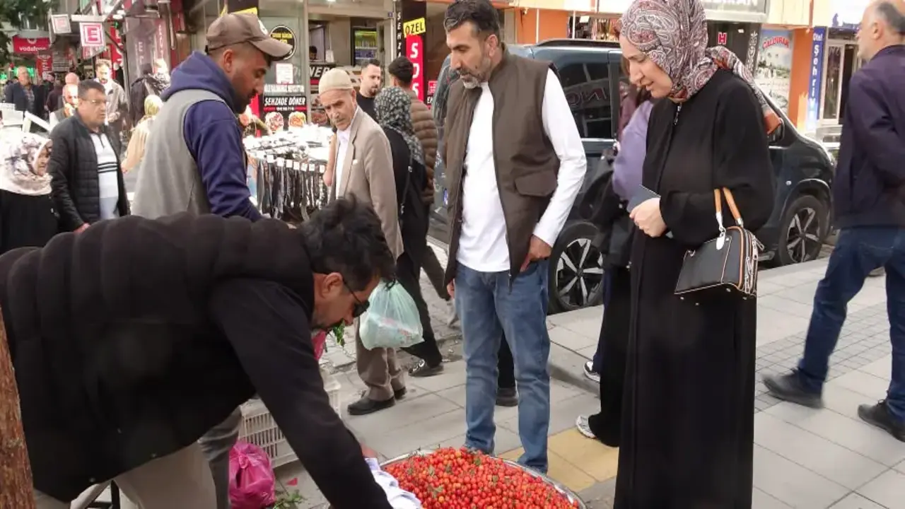 Dağlarda kendiliğinden yetişiyor! Bardakla alırsanız 50 lira, kiloyla 400 lira!