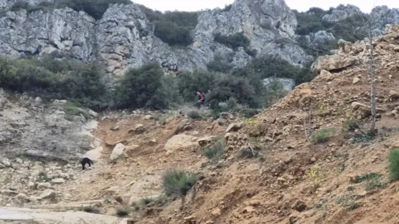 Dağlık alanda mahsur kalan 2 çocuk kurtarıldı