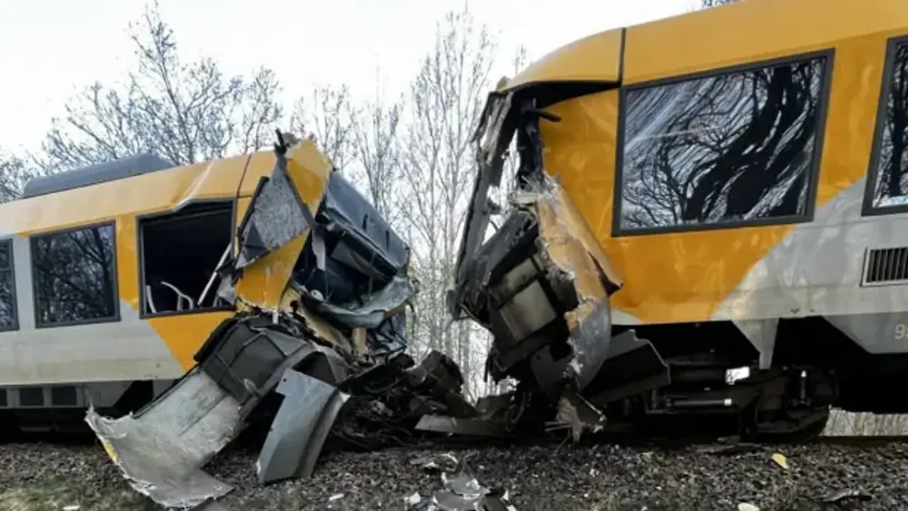 Danimarka'da iki tren kafa kafaya çarpıştı