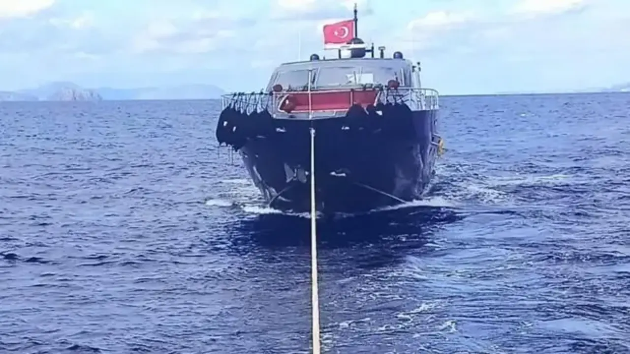 Datça açıklarında sürüklenen tekne kurtarıldı