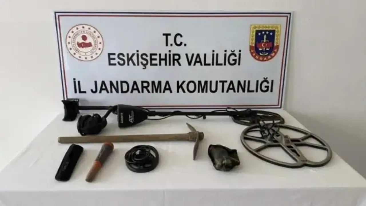 Define bulmak için kaçak kazı yaparken yakalandılar