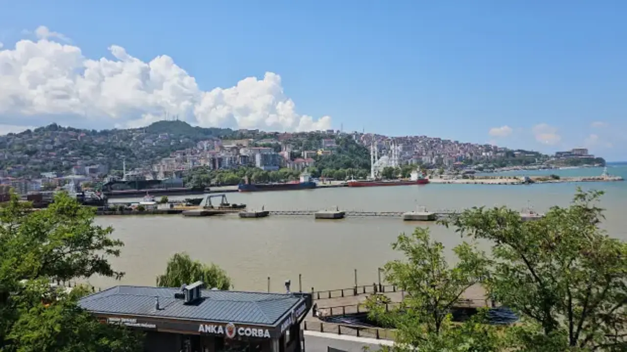 Denizin rengi bir anda değişti! Görenler şaşkına döndü